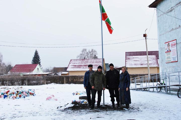 В Хакасии Подсинской школе ветераны-пограничники подарили флагшток