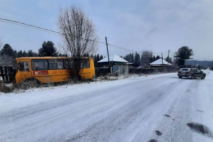 Автобус со школьниками попал в аварию из-за плохой дороги