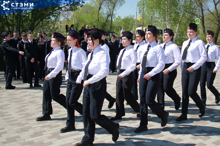 Саянский техникум поздравил полицейских с праздником