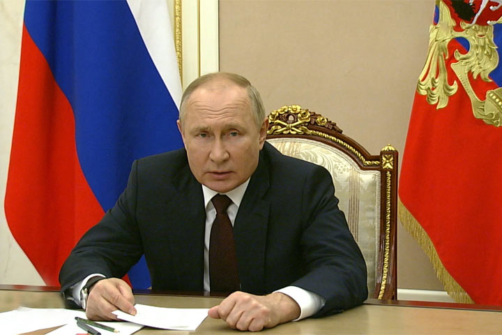 Путин поручил ускорить увеличение МРОТ