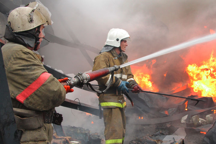 Жителям Хакасии рекомендовали научиться пользоваться огнетушителями 