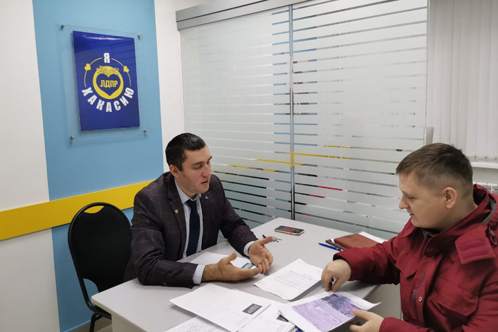 Жители Черногорска потянулись к депутату от ЛДПР