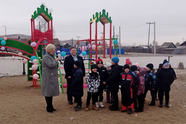 В Хакасии возле сельского ДК появилась новая детская площадка 