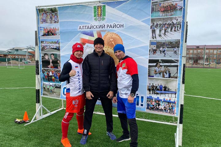По-товарищески: спортсмены Алтая и Черногорска сыграли в футбол