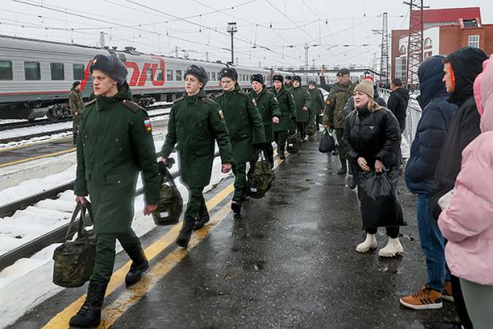 Спецоперация отменяет весенний «дембель» для 120 000 российских солдат? 