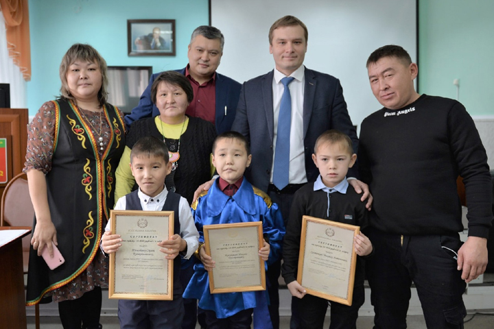 Глава Хакасии наградил ребят из Таштыпского района