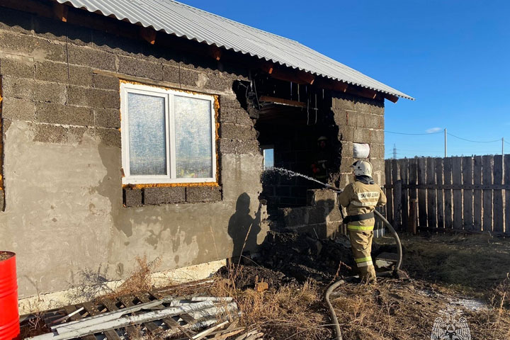 В Кайбалах горел строящийся дом 