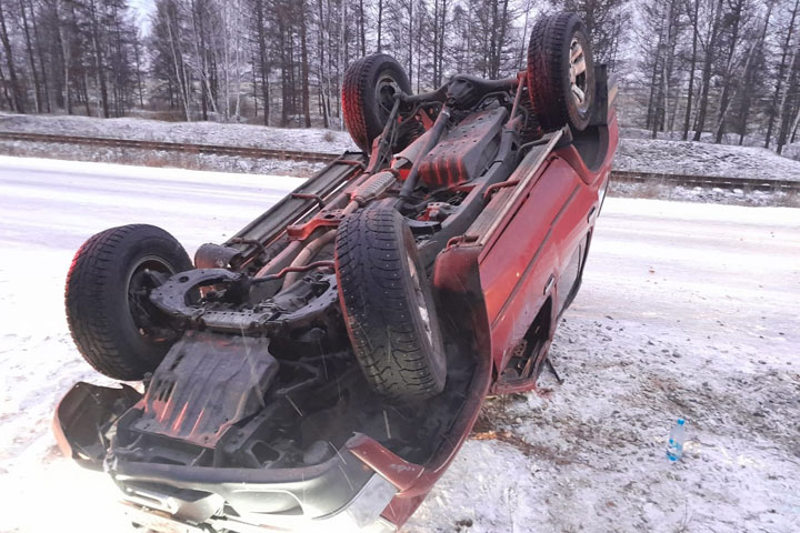 Возле Сорска на гололеде опрокинулся автомобиль, администрацию города наказали