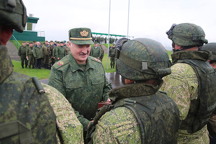 Лукашенко захотел стать полковником советской армии