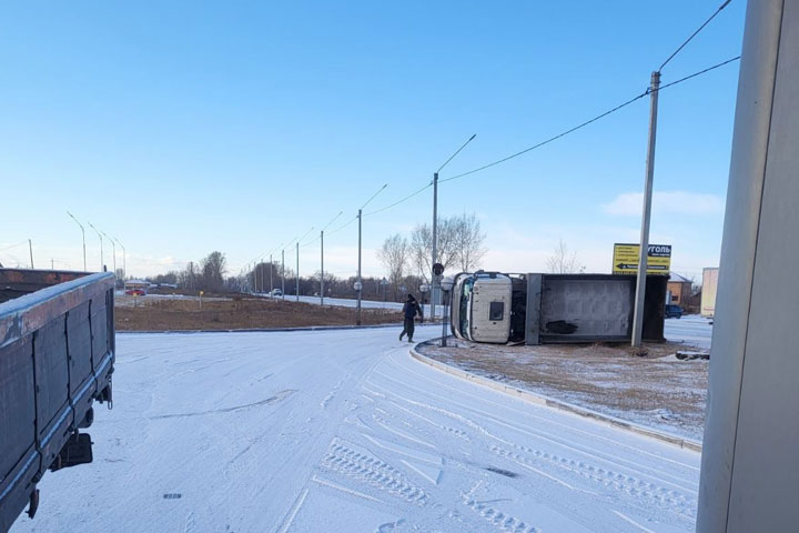 На выезде из Абакана опрокинулся большегруз 