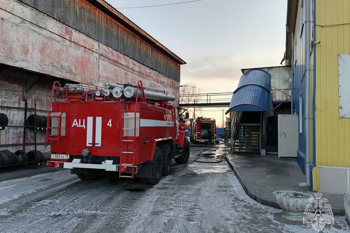 В Черногорске загорелся склад автотоваров 