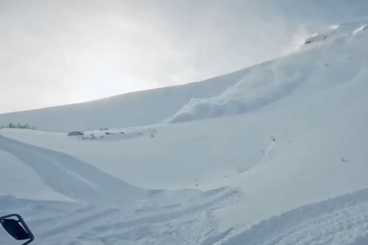 В Приисковом рядом со сноубордистами сошла лавина 
