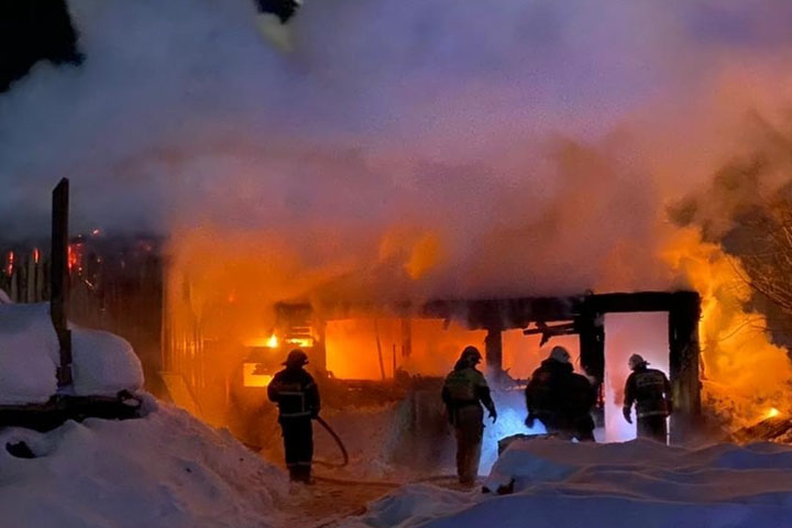 В Ергаках на базе отдыха сгорел дом 