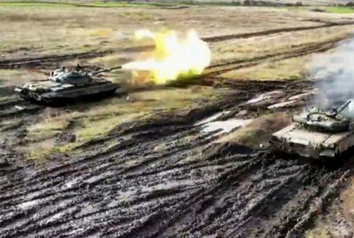 Авдеевка в «котле»: Бандеровцы шарахнули «Джавелином» по нашему Т-72Б, но танк выдержал удар, БПМ-2 вытащила экипаж