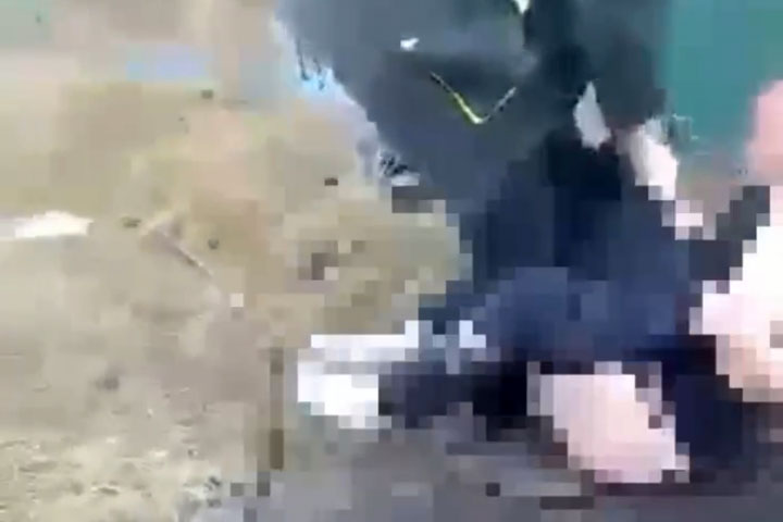 В Ширинском районе женщина на камеру избила несовершеннолетнюю из-за мужчины