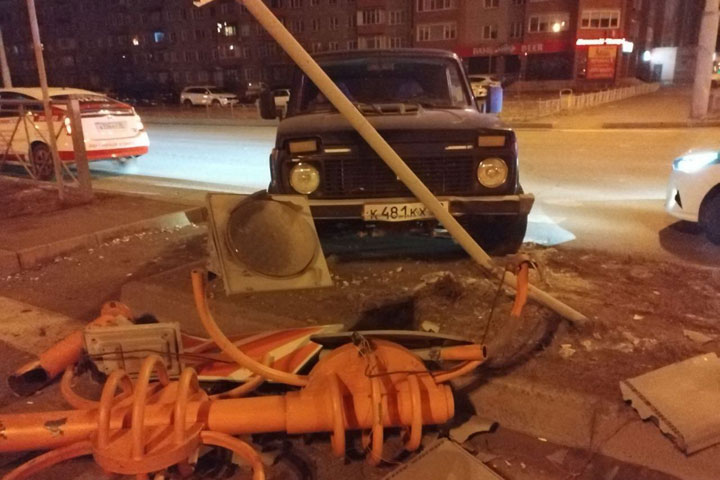 На перекрестке Советской - Некрасова «Нива» снесла светофор