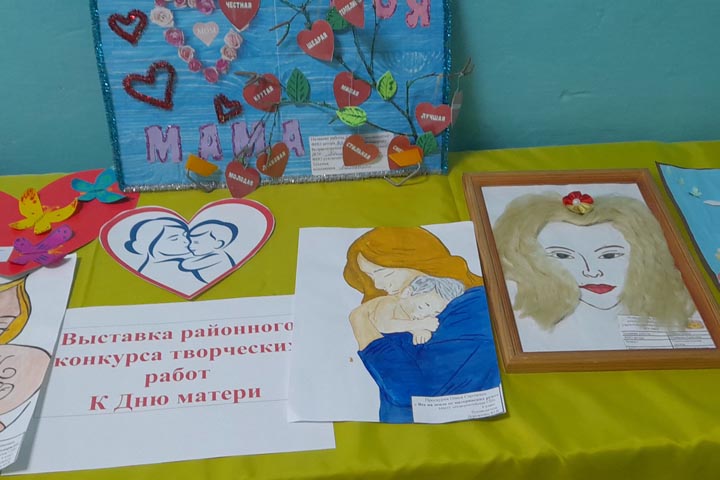 Юные жители Алтайского района нарисовали своих мам 