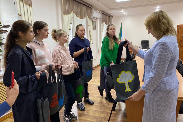 Школьники Алтайского района сшили эко-сумки 