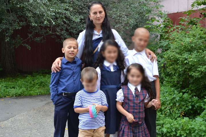 Воспитывающая 7-х детей жительница Минусинска везет спасать сына в Москву