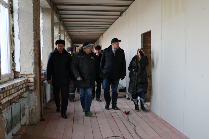 Сенатор Жуков посетил самую большую школу в районе