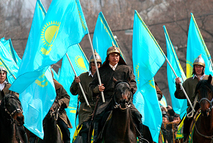 Казахстан снова пытаются раскачать. Толпы людей вступают в стычки с полицией
