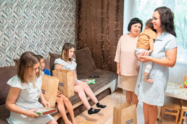 Наталья Кокорева поздравила жительниц Хакасии с Днем матери