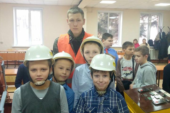 Школьники пришли в гости к студентам Черногорска 