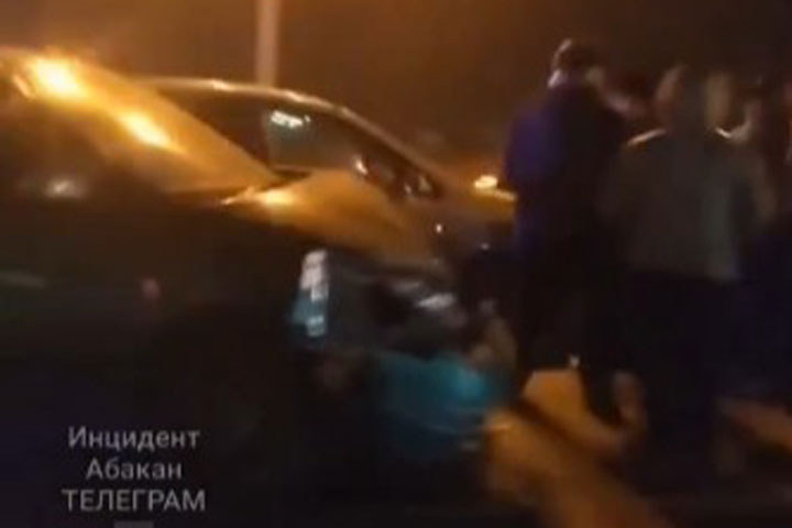 В Абакане по Аскизской столкнулось три автомобиля 