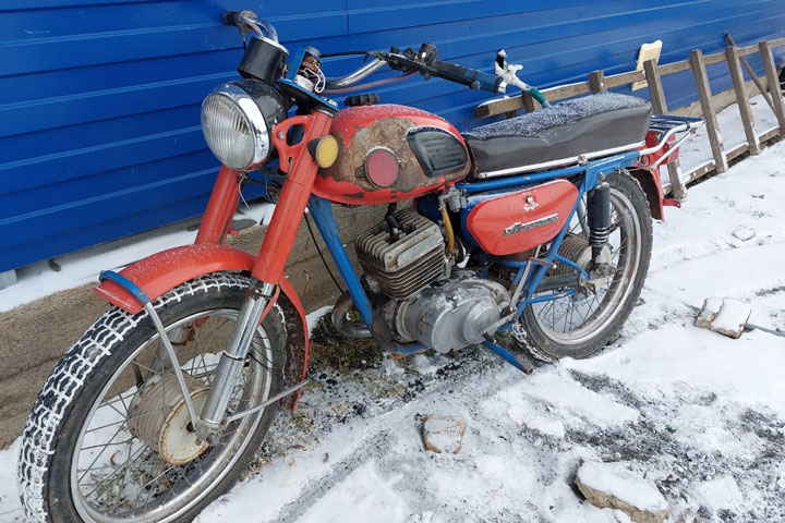 В Ширинском районе подростки укатили чужой мотоцикл огородами 
