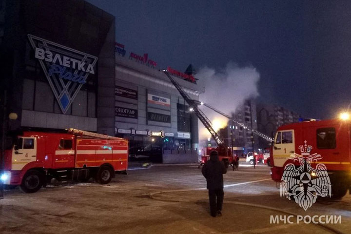 Серьезный пожар захватил 200 квадратных метров торгового центра