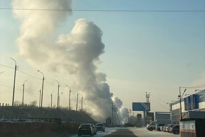 В Абакане из поврежденного паропровода валят клубы пара