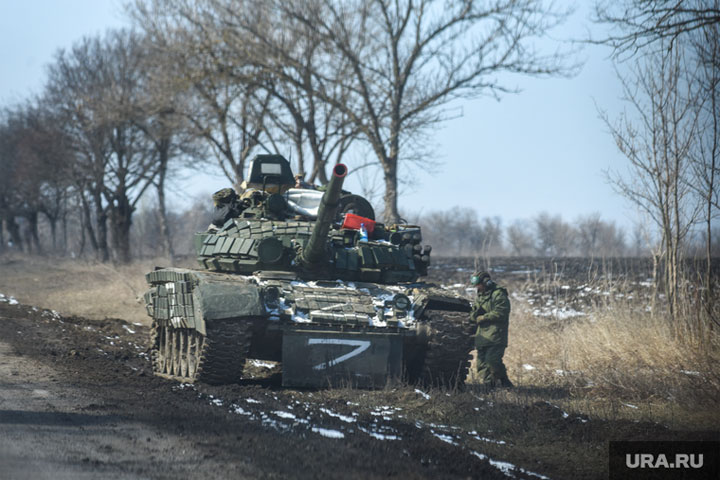 Российский танкист чудом спасся из горящего танка и вернулся к своим