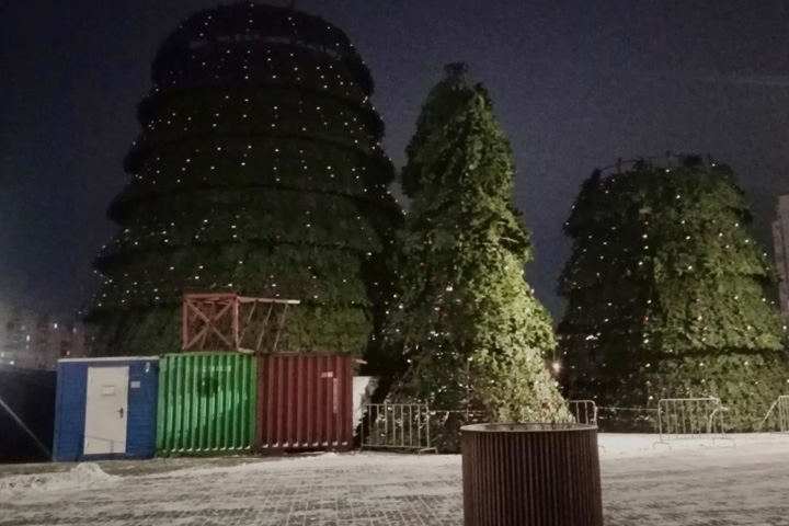 РУСАЛ помогает построить три ледяных городка с новогодними елками 