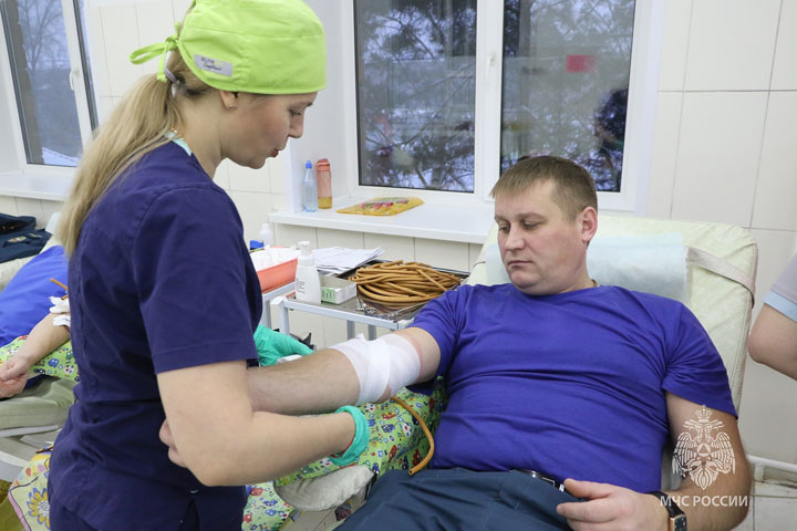 Сотрудники МЧС России по Хакасии сдали кровь