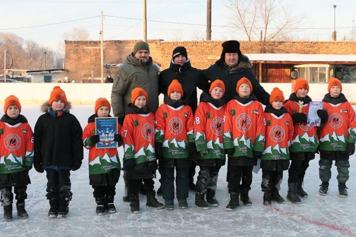 Александр Жуков поздравил юных хоккеистов с праздником 