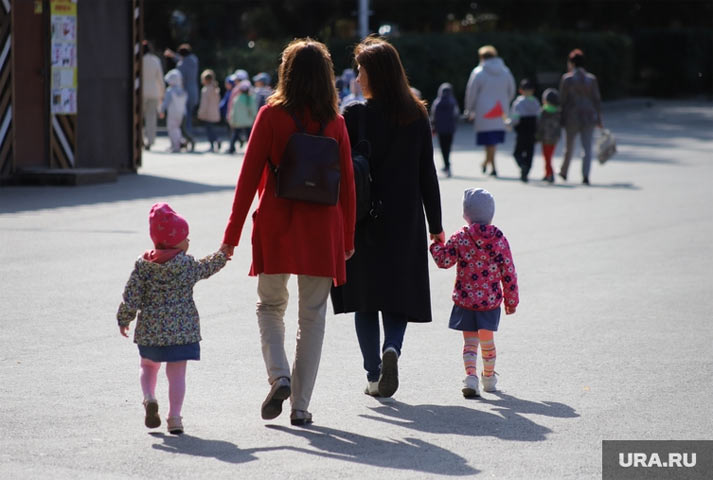 Путин подписал закон о дополнительном пособии семьям с детьми