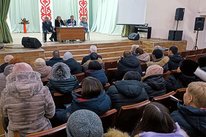 Жители Краснополья и Аршаново задали вопросы главе Хакасии