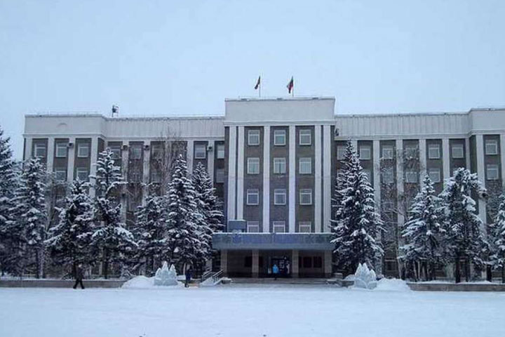 Правительство Хакасии выгоняют на мороз из серого дома 