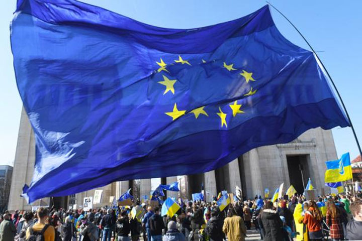 Евроохота на евроведьм: Сомневаешься в политике НАТО на Украине — собирай чемодан!