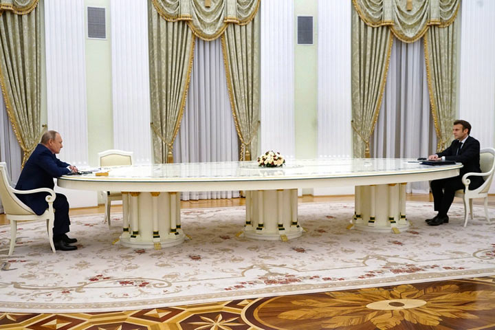 Сверхдлинный стол, осетрина с птитимом, убежище для Порошенко. Путин и Макрон в Кремле