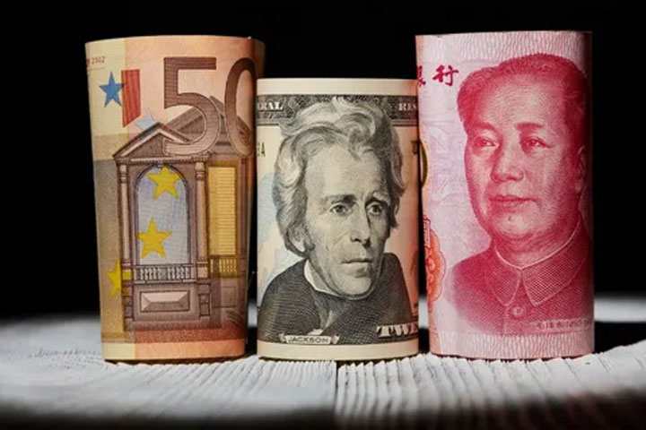Юань и рубль против доллара. Эксперт о «колоссальном прогрессе» в мире