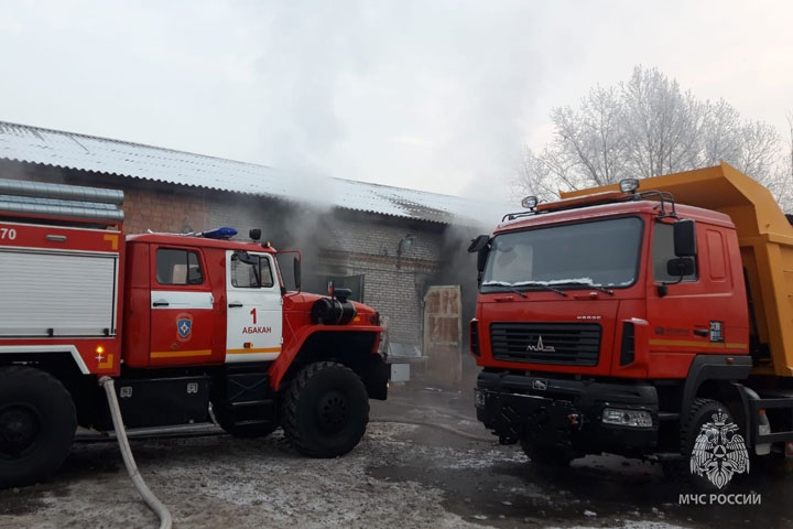 В черногорском общежитии кто-то поджег дверь комнаты 