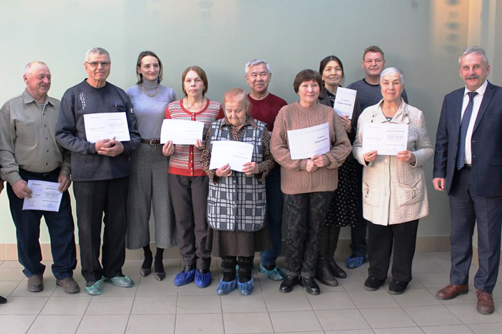  Учебный год у пенсионеров Хакасии завершился вручением дипломов