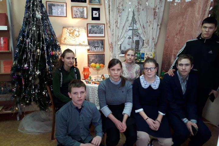 Восьмиклассники белоярской школы-интерната окунулись в историю новогодней елки