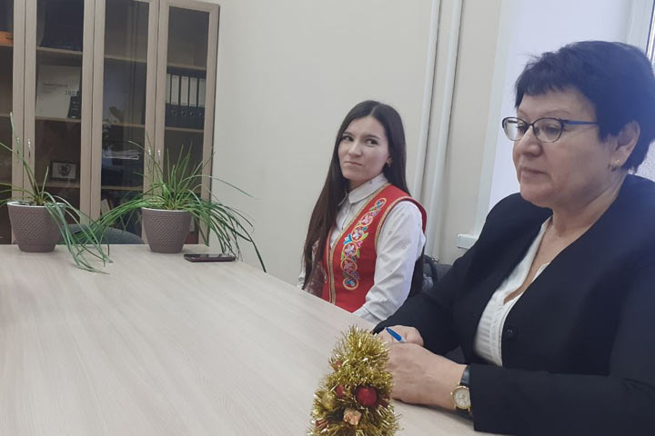 Еще одна студентка Хакасского госуниверситета подписала договор с Алтайским районом