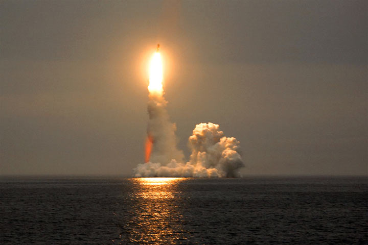 Северная Корея запустила две ракеты подряд в сторону Японского моря