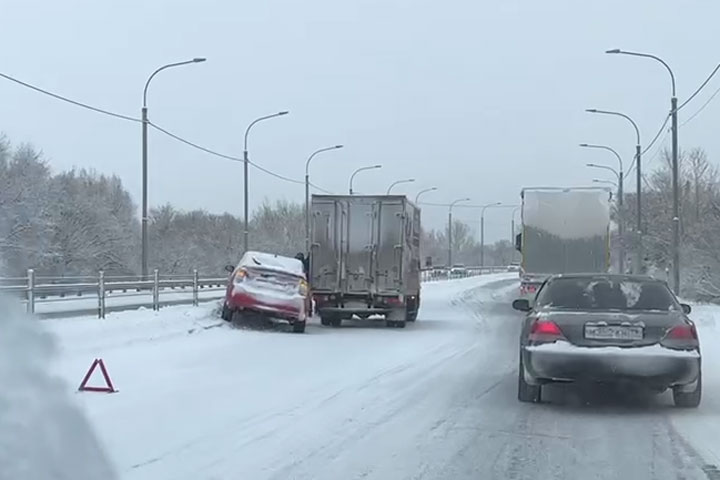 Между Абаканом и Черногорском столкнулись легковушка и грузовик