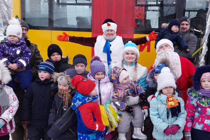 Автобус Деда Мороза продолжает путешествие по Алтайскому району