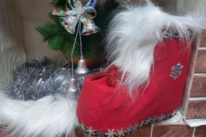 Сапожок Санта-Клауса, сделанный участницей из Хакасии, получил международную награду