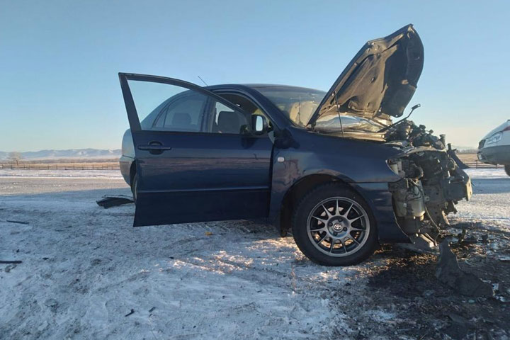 На трассе Абакан - Ак-Довурак в лобовом столкновении погибла водитель Toyota Corolla